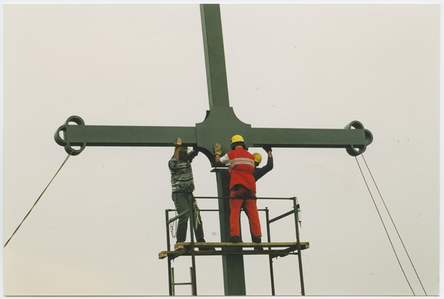 Posa della nuova croce alla Sassèra