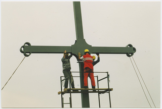 Posa della nuova croce alla Sassèra