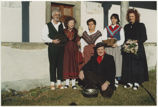 Gruppo in abiti valcollini in posa a Sonvico