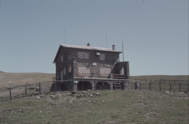 Veduta della Capanna del Monte Bar