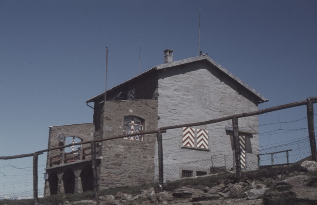 Veduta della Capanna del Monte Bar