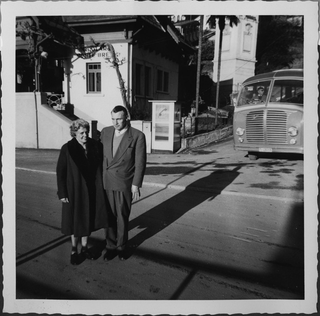 Ritratto di coppia davanti alla funicolare del Monte Bré