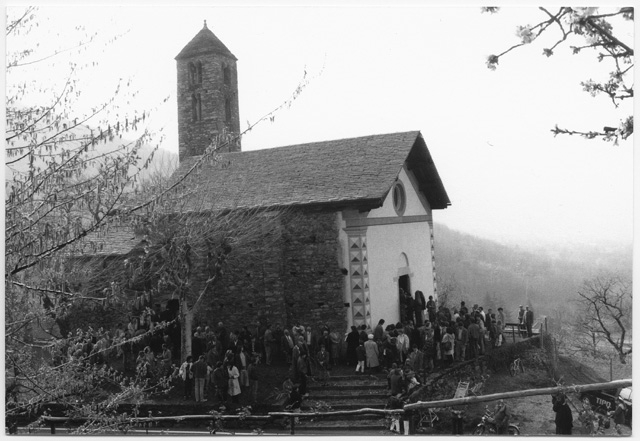 Fedeli riuniti attorno alla chiesa di San Matteo in occasione della Domenica delle Palme