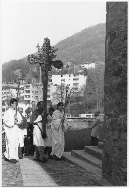 Ingresso in chiesa in occasione della processione della Domenica delle Palme a Tesserete