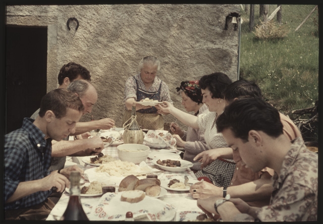 Famiglie Morosoli e Benagli durante un pranzo all'aperto ai monti di Caslaccio