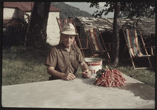 Agostino "Carlo" Morosoli con ravanelli ai monti di Caslaccio