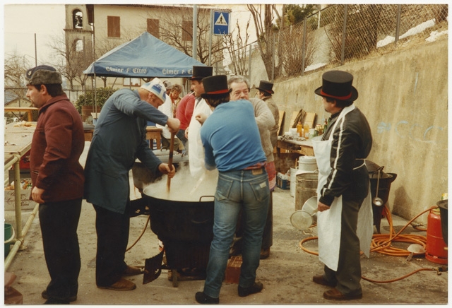 Preparazione del pranzo di carnevale a Bidogno