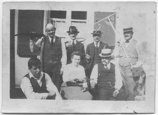 Ritratto di gruppo con rastrello e falce