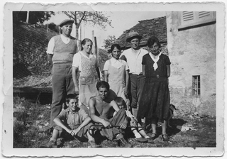 Ritratto di famiglia in giardino