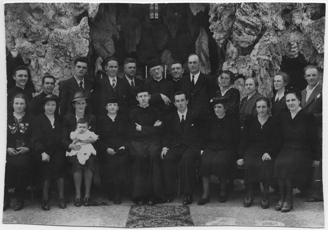 Ritratto di gruppo in occasione della prima messa celebrata da Don Luigi Fumasoli