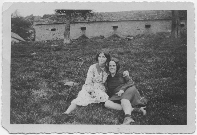 Rosita Fumasoli (a sx) in posa con un'amica davanti a un alpeggio