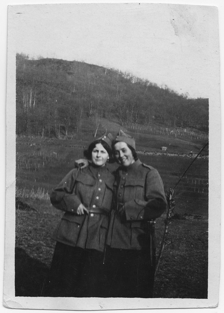 Rosita Fumasoli (a sx) in posa in divisa con un'amica