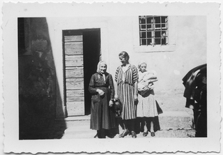 Tre donne sulla porta di una casa