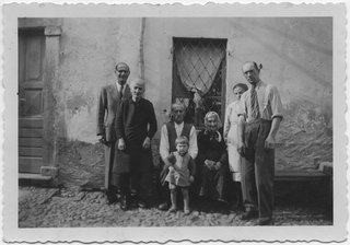 Famiglia Cattaneo in posa con amici