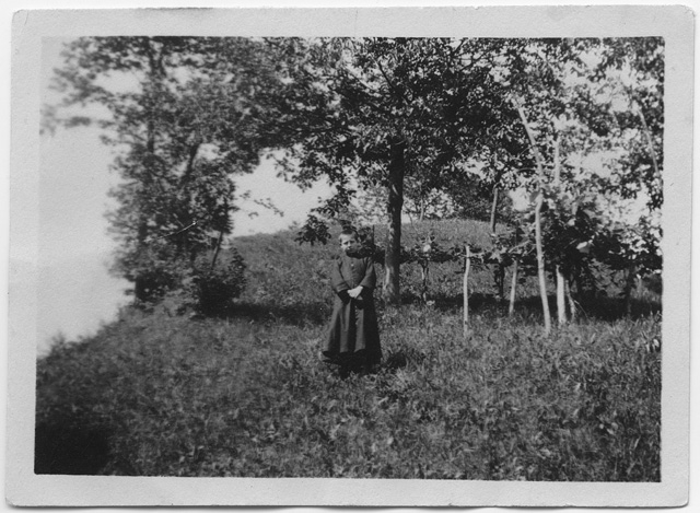 Luigi Fumasoli seminarista in posa su di un prato