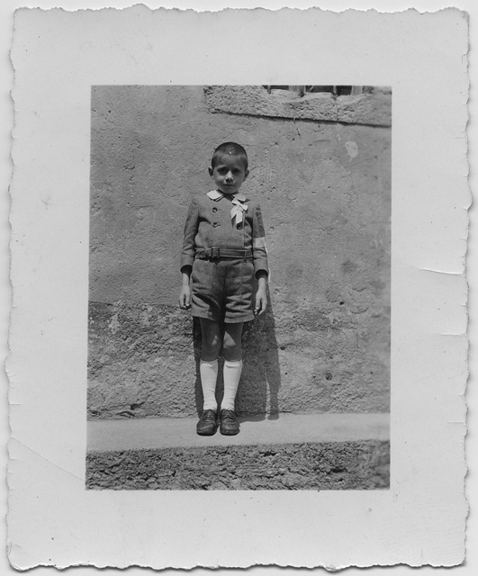 Bambino in posa in occasione della Prima Comunione