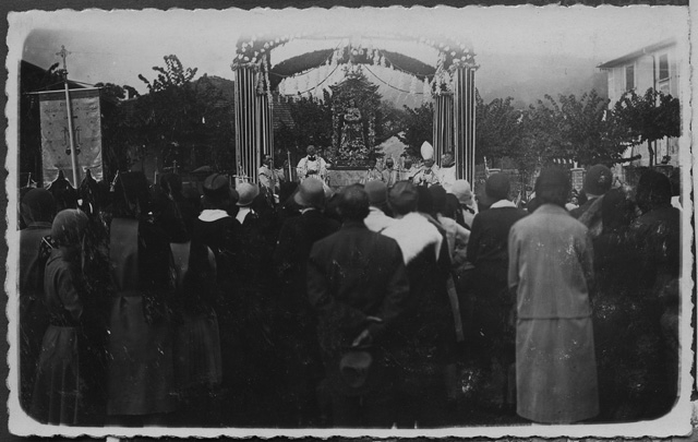 Funzione religiosa sul piazzale dell'oratorio di Tesserete