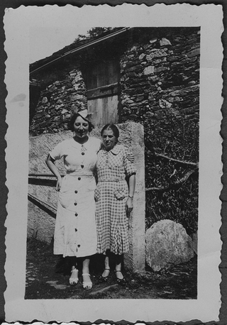 Pierina Cattaneo (a dx) in posa con un'amica