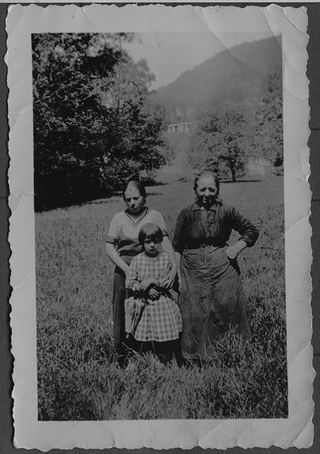 Donne con bambina in un prato a Sarone