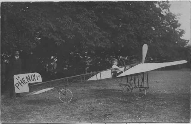 Ritratto di bambina su un aereo per la "Cavalcade" di beneficenza