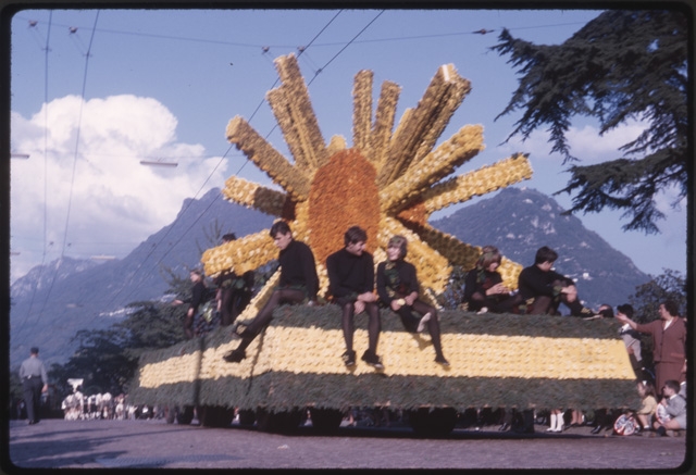Sfilata dei carri in occasione della festa della vendemmia a Lugano