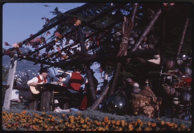 Sfilata dei carri in occasione della festa della vendemmia a Lugano