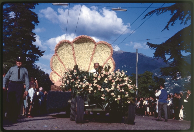 Sfilata dei carri in occasione della festa della vendemmia a Lugano