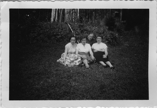 Gruppo di donne sedute in un prato