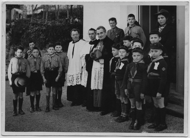 Mons. Angelo Jelmini in posa con ragazzi del gruppo Scout