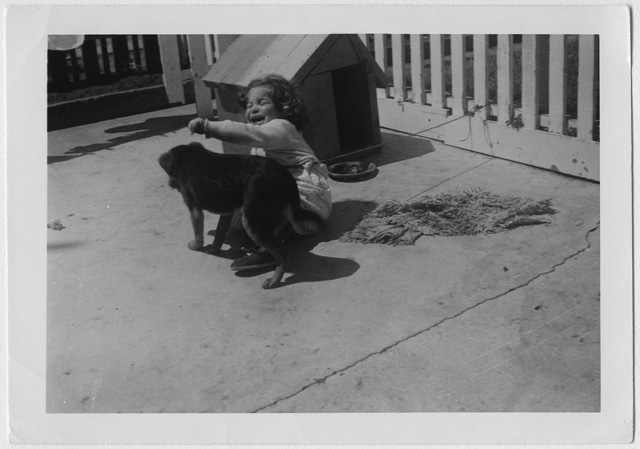 Maria Camozzi mentre gioca con un cane a San Francisco