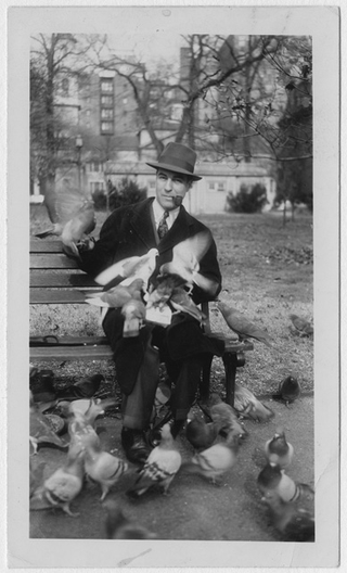 Alfredo "Fredo" Camozzi in posa in un parco a San Francisco