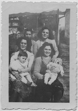 Donne con bambini in posa a Signôra