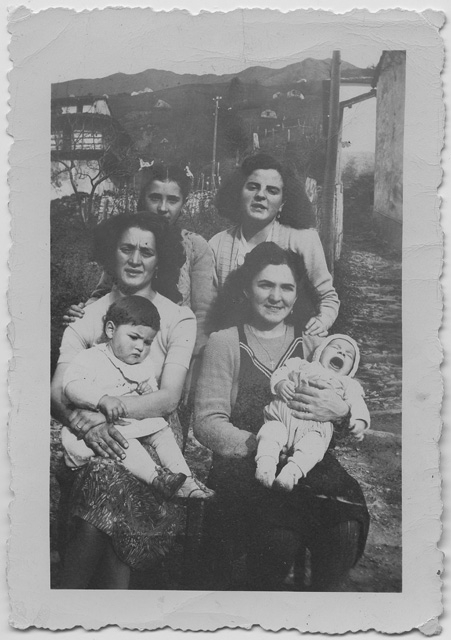 Donne con bambini in posa a Signôra