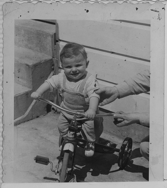 Bambino sul triciclo