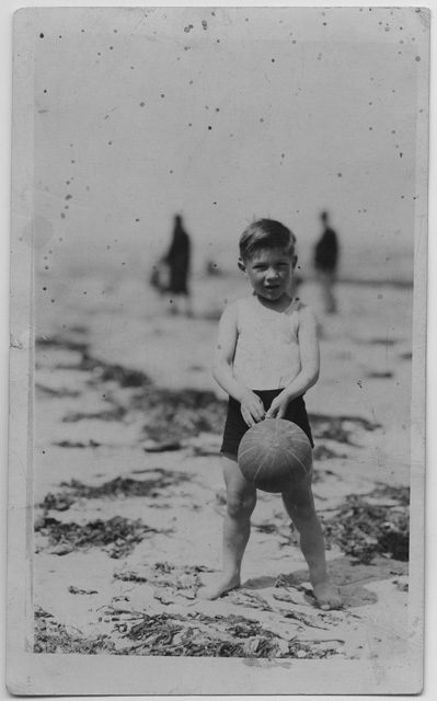 Angelo Ceresa in spiaggia a Margate, Inghilterra