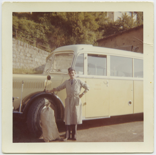 Giacomo Palthenghi in posa con l'autopostale