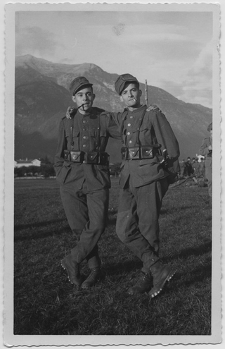 Giacomo Paltenghi in posa con un commilitone