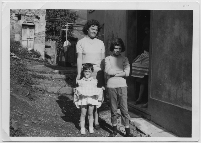 Donna con bambine a Signôra