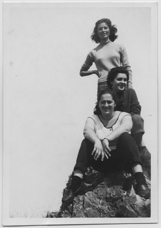 Ragazze in posa sopra ad una roccia