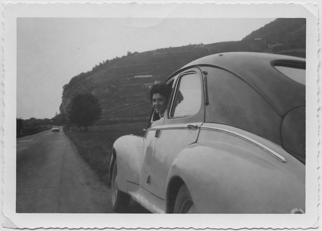 Sandrina Paltenghi a bordo di un'automobile