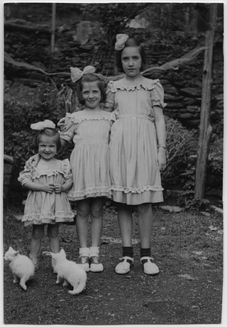 Sorelle Canonica in posa a Treggia