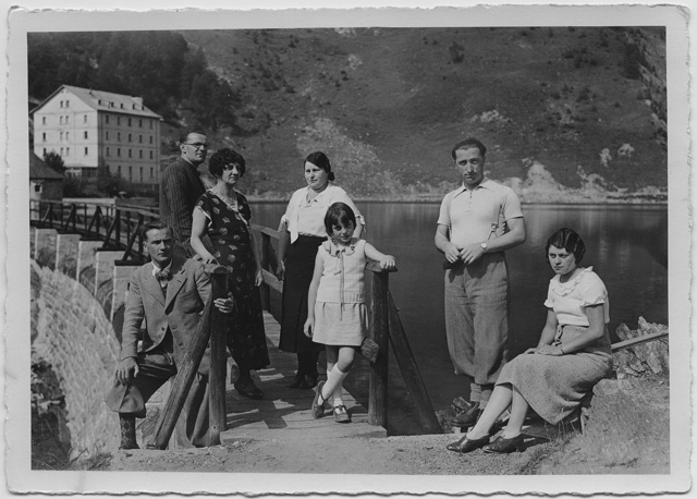 Remo Canonica con la famiglia Lombardi, proprietaria dell'albergo Piora a Ritom