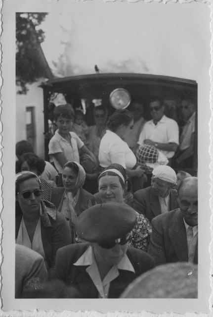 Ragazzo sulla slitta a Chateux d'Oex