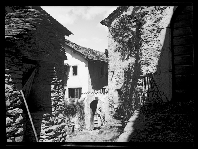 Pia Canonica mentre raduna del fieno con un rastrello a Sala Capriasca