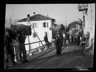 Uomini durante un trasporto di materiali a Treggia