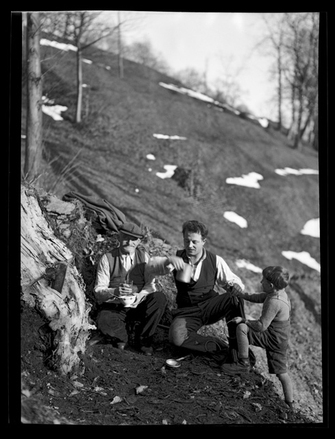 Uomini in pausa durante i lavori di fenditura di un ceppo