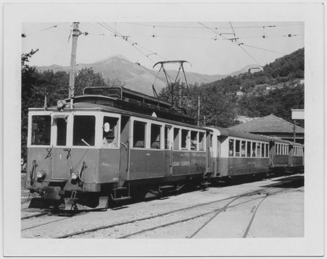 Tram della ferrovia Lugano-Tesserete alla stazione di Tesserete