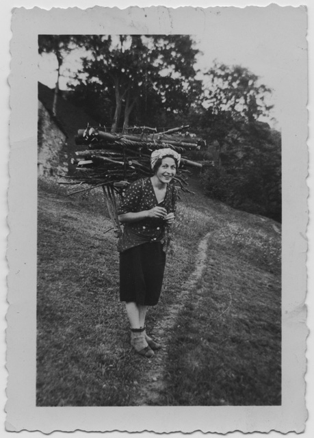 Ada Campana-Ceresa mentre trasporta un carico di legna