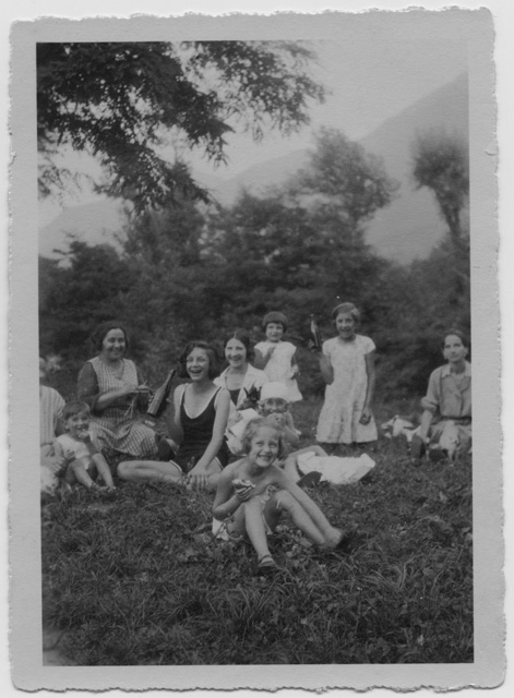 Gruppo sopra a un prato