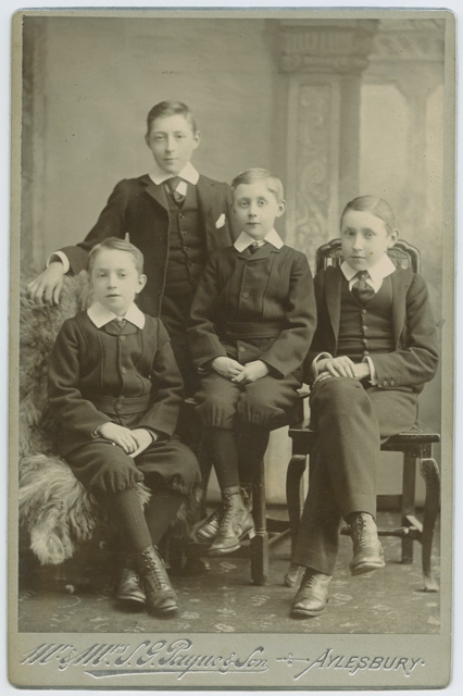 Quattro bambini in posa